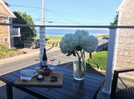 Circa 1725 home w/Roof Deck and Water Views，位于纽伯里波特的酒店