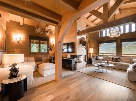 Luxury Megève Chalet, sleeps 8 with Mountain Views and Jacuzzi, hotel em Megève