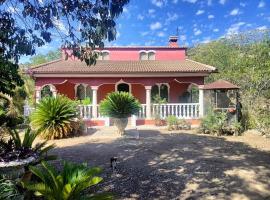 Viesnīca Casa rural en el campo con animales, piscina y barbacoa pilsētā Almodovaa del Rio