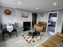 FM Homes & Apartments 3 Bedroom Motherwell, хотел в Мъдъруел