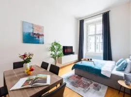 Spacious 3-bedrooms apartment near Karlin Square