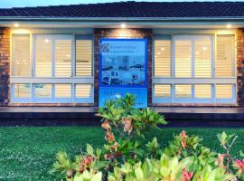 Surfside Holiday Home 100m Beach: Batemans Bay şehrinde bir otel