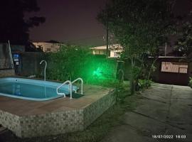 Casa agradável com piscina a 200 metros da praia, hotell i Vila Velha