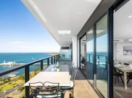 2BR Penthouse with Bay Views by Short & Long Stays