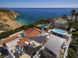 Villa Benagil with stunning views and roof terrace with private heated pool, hotel v destinácii Lagoa