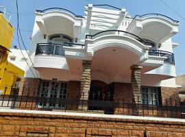 Waterfall Villa - 4BHK, hotel v mestu Mysore