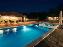 Stunning Villa for 10 people with large heated pool-50m2, jacuzzi and gym - by TA Leut Agency