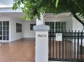 Minimal homey 4BR near Central Mall