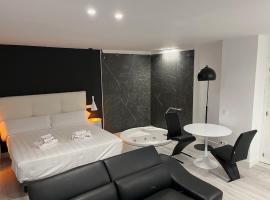 H. Pelayo Autocheck-In Suites con Jacuzzi: Noja'da bir otel