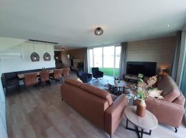 2 new modern homes located next to each other, hotel en Leons