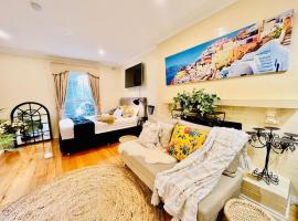 Charming 1BR Granny Flat with Seperate Spacious Living room -Just a Stone's Throw from Newly Renovated Knox Westfield in East Melbourne: Wantirna South şehrinde bir otel