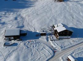 Idyllisch gelegene grosszügige Ferienwohnung Chumma, povoljni hotel u gradu Frauenkirch