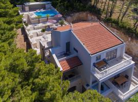 Apartments with a swimming pool Brela, Makarska - 19345, отель в Бреле