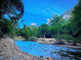 Khao Sok में Khaosok August Freedom Camp, पालतू जानवरों के अनुकूल होटल