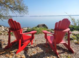 Unique waterfront house with private beach, hotell i Gananoque