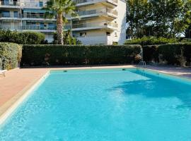 Studio de standing climatisé, avec piscine, proche de la mer, хотел в Фрю