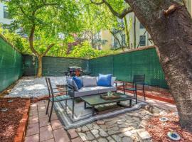 Newly Renovated 2BR w Rare Private Backyard and BBQ, хотел в Ню Йорк