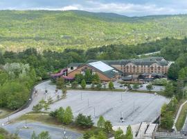 Six Flags Great Escape Lodge & Indoor Waterpark, hotel con jacuzzi en Queensbury