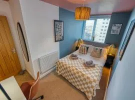 WINTER SPECIAL OFFER!! 2 BR Chic Stunning City Apartment, Spacious, Sleeps 6, with onsite Parking- Near Gunwharf Quays & Beach - By Blue Puffin Stays