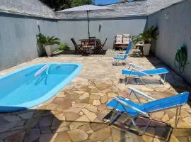 Casa com piscina duas quadras da praia