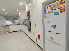 4 Bedroom, 3 bath room home in Kingswood NSW, free WIFI Internet, free parking、Kingswoodのホテル