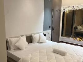 V Love Hotel، فندق في سورات