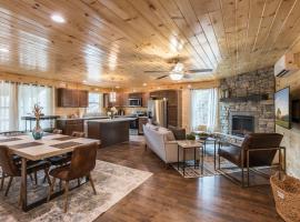 Brand New Luxury Cabin-Private Appalachian Retreat, hotell i Gatlinburg