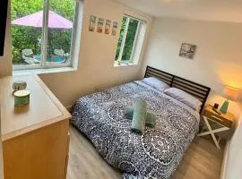 Nice Queen Bedroom - Best Location in Miami - Luggage Storage Service, Parking and Laundry