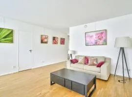 Nice 1BR Flat with parking 5 min from the tramway