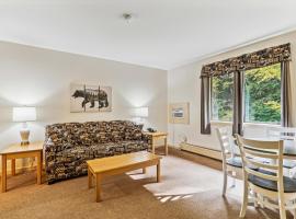 Deluxe one bedroom suite located on first floor with outdoor heated pool 11517, hotelli kohteessa Killington