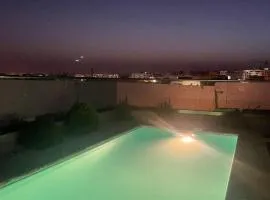 Penthouse élégant avec une piscine privative