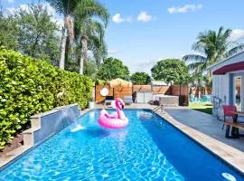 Palms Retreat! Giant Heated Pool-HotTub-FirePit-5Min2Beach-Pets-EV Chgr