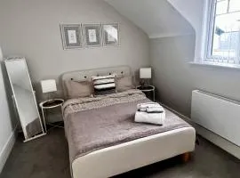 Lakeside LUX bedroom with parking, M4 Jct 11, next to train station