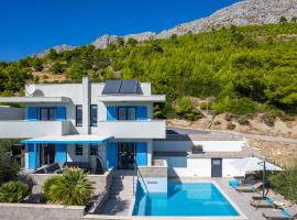 Viesnīca Villa Allegra with 32msq heated pool, 300m far from sandy beaches, open sea view Omišā