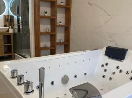 Jacuzzi 2 places - App 4 pers - Parking (digicode), hotel u gradu 'Goussainville'