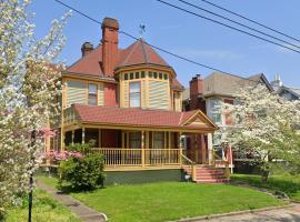 Historic Escape in Mansion Row - Sleeps 12!, hotel i New Albany