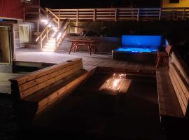 New flat with hot tub - No2, hotel en Oyndarfjørður