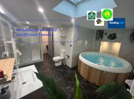 Bel appart stylé avec jacuzzi, hotelli kohteessa Sedan