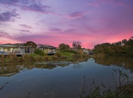 Choller Lake Lodges - Primrose Cabin With Private Hot Tub, hotel din Arundel