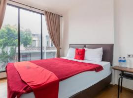 RedDoorz Plus near ICE BSD 2, hotel u gradu 'Tangerang'