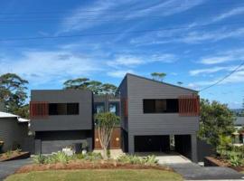 Hyams Beach House B - Brand new lux beach oasis، فندق يسمح بالحيوانات الأليفة في هيامز بيتش