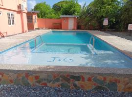 JGs Tropical Apartments, hotel di Crown Point