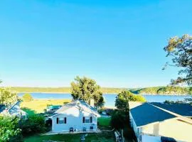 Beaver Lake Studio - King size bed and lake view