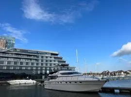 SUPERYACHT ON 5 STAR OCEAN VILLAGE MARINA, SOUTHAMPTON - minutes away from city centre and cruise terminals - free parking included - FULLY HEATED FOR WINTER!