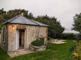 The Lookout: Cosy Compact Cottage, hotelli kohteessa Totland