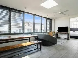 Radiant 2BR Top-Level Unit with Wi-Fi near Bondi Beach