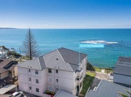 On The Esplanade - Close to beach & Cronulla mall with Aircon, hotelli kohteessa Cronulla