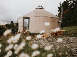 Dzikość Serca - Jurta z widokiem na Tatry, area glamping di Knurów