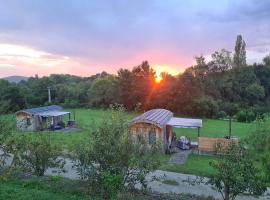 Les Milles Bottes et ses Roulottes, cabin in Encausse-les-Thermes