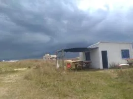 Casa de madera en playa de Cabo Polonio con dos ambientes para 5 huespedes